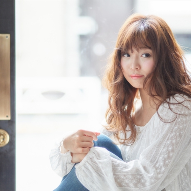 女性が座っている